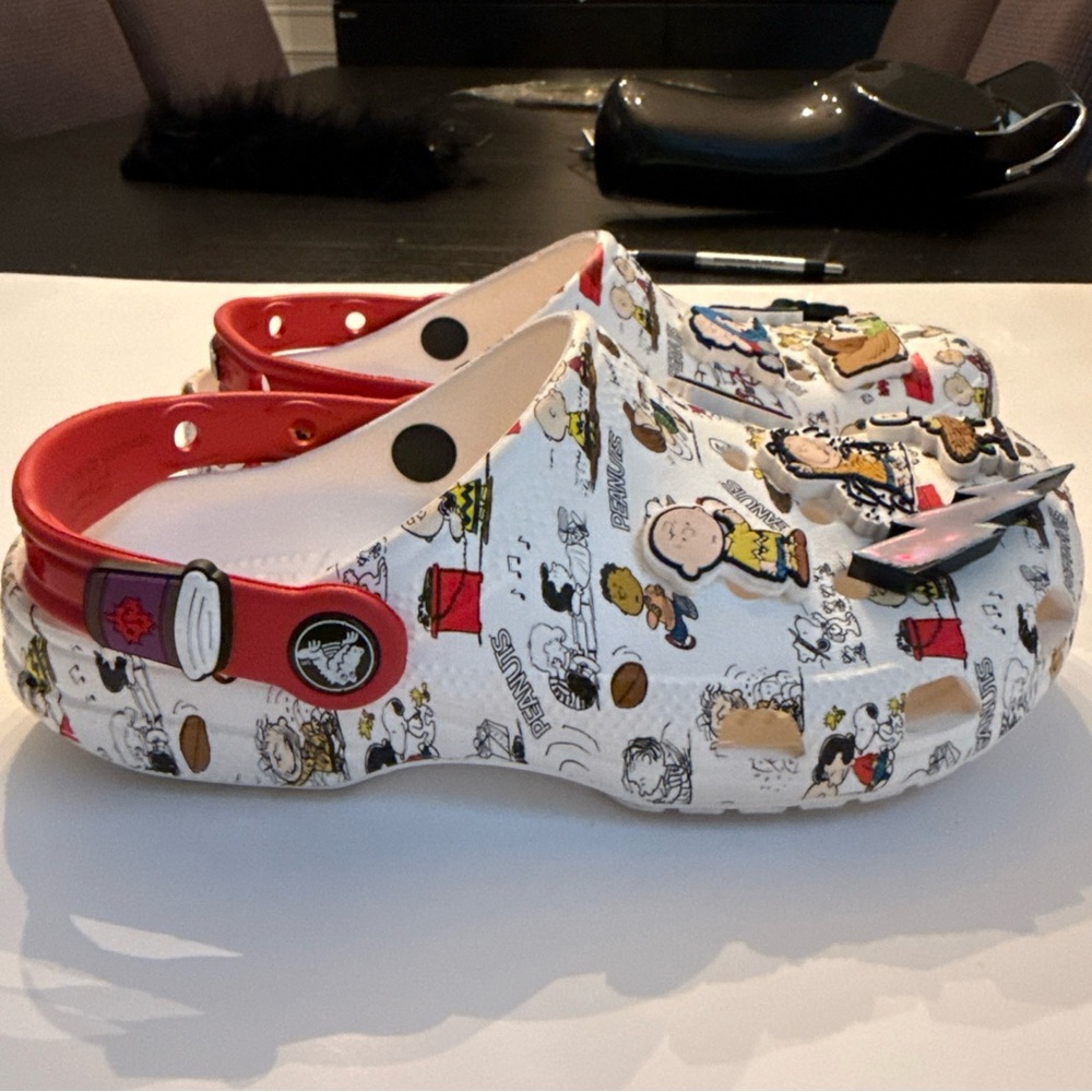 Peanuts Snoopy Charlie Brown Kids Unisex Size 4 Crocs Like New Condition - Picture 8 of 10